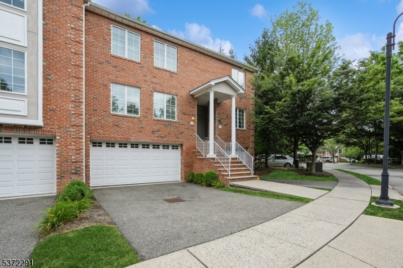 18 Skymark Ct