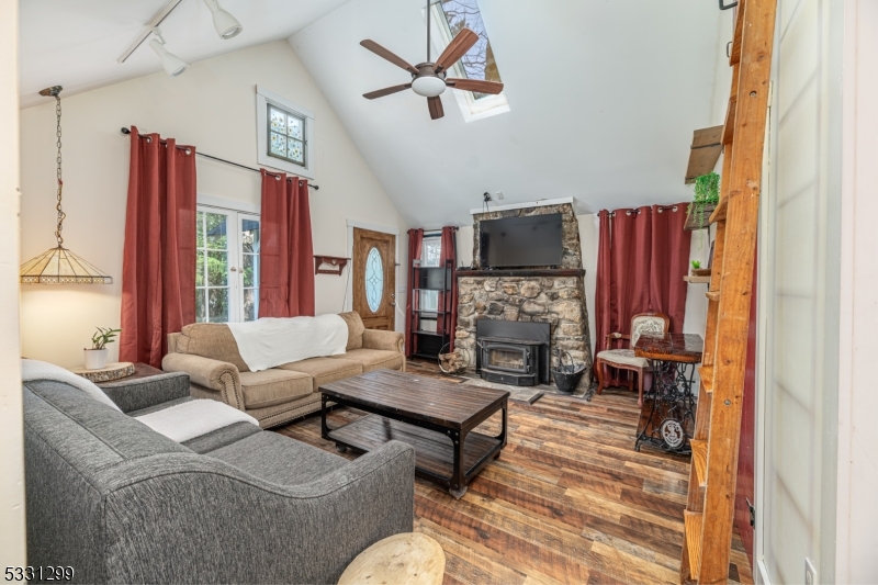 222 Alturas Rd