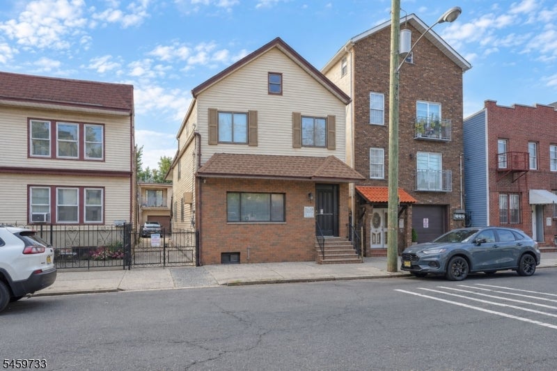 83 Pacific St