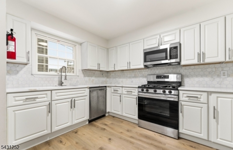 18 E Kinney St