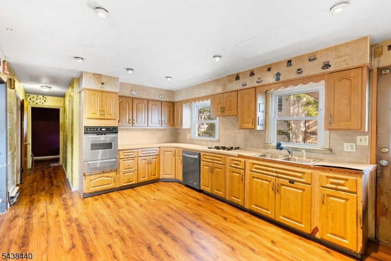 102 Hobson St