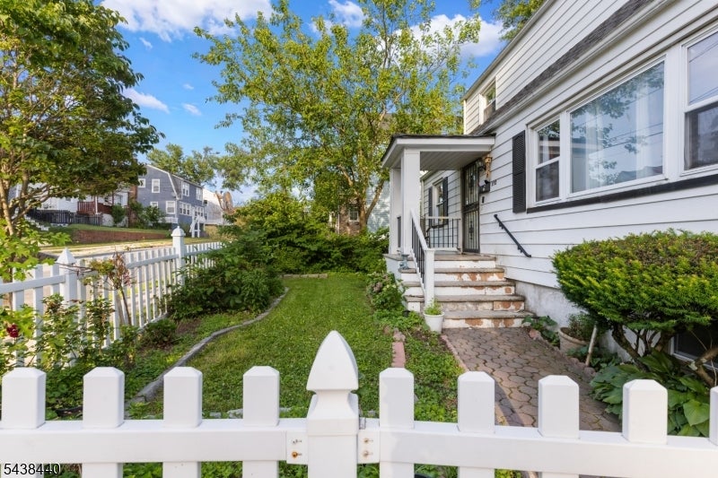 102 Hobson St