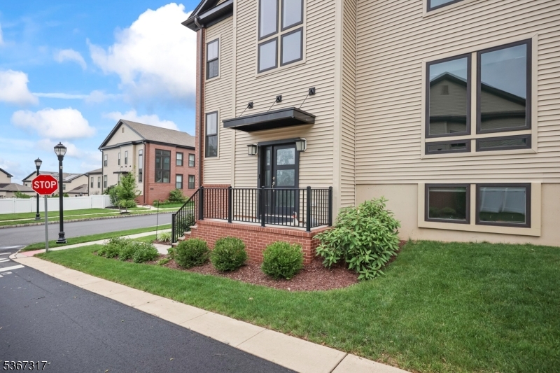 15 E Hartwick Dr