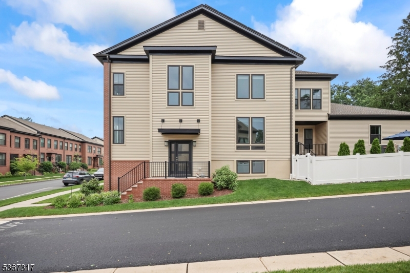 15 E Hartwick Dr