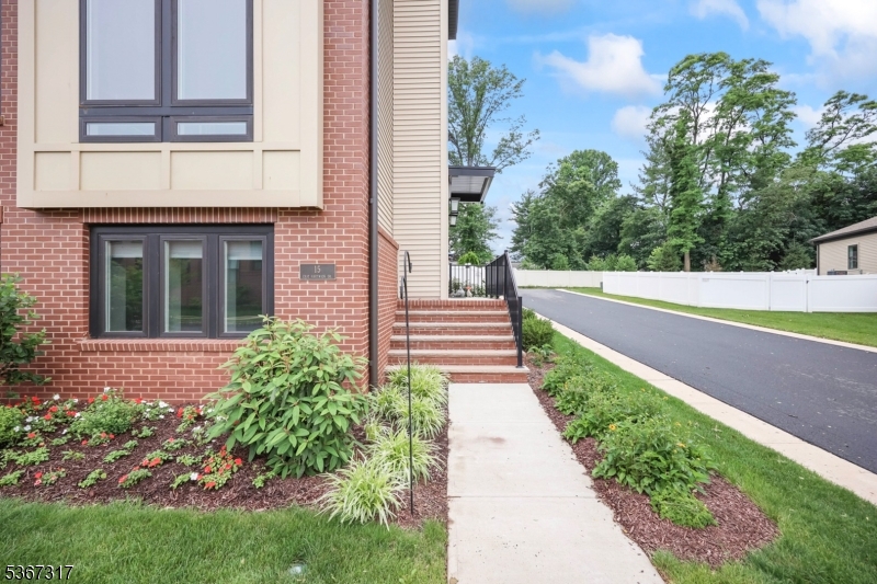 15 E Hartwick Dr