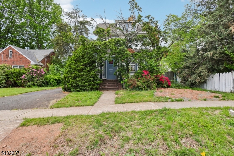 326 Thompson Ave