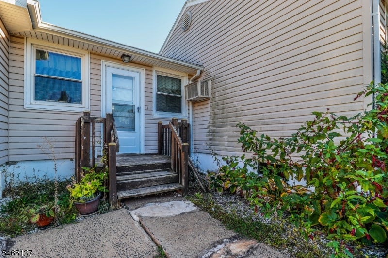 9 Castleton Ave