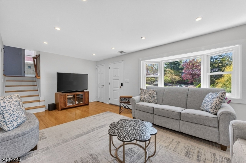 271 E Mount Pleasant Ave