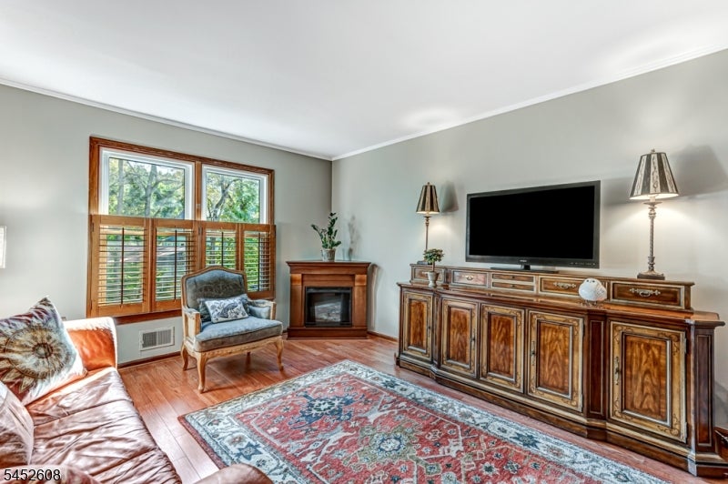 2 Colonial Ct