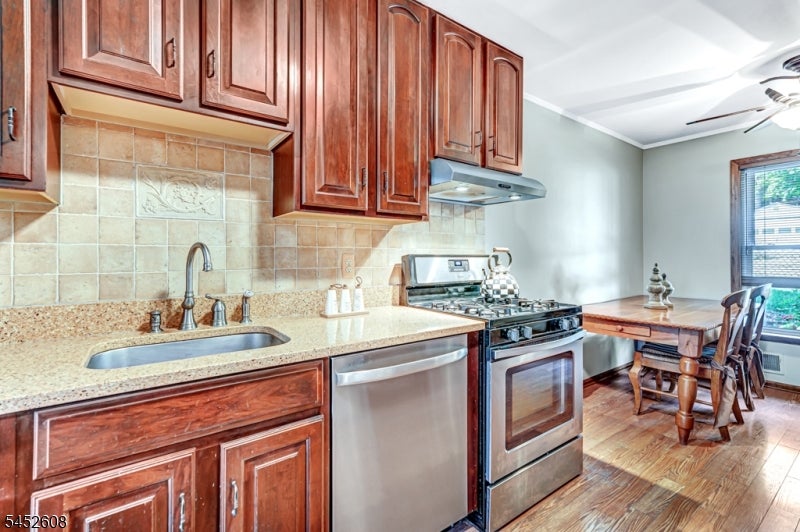 2 Colonial Ct