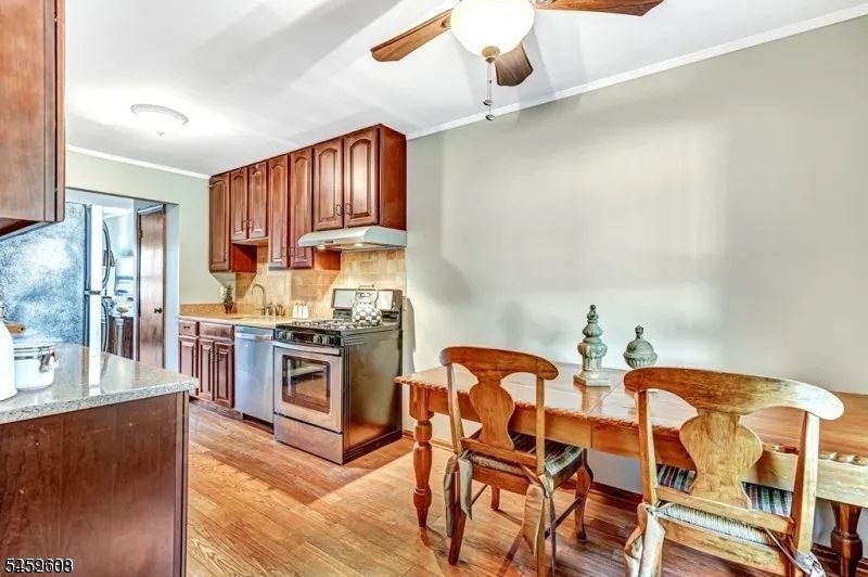 2 Colonial Ct