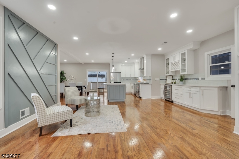 382 Broughton Ave