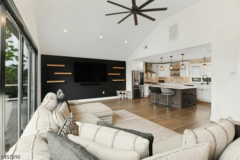 15 Starboard Ct