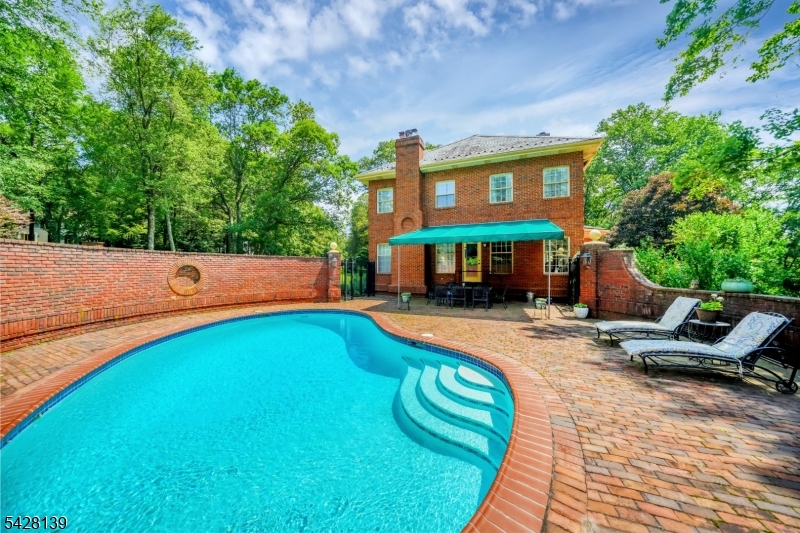 8 Chestnut St