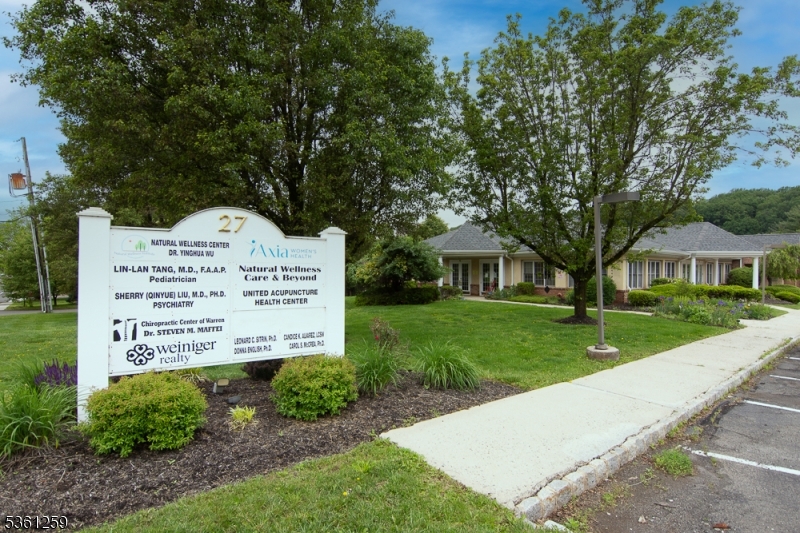 27 Mountain Blvd