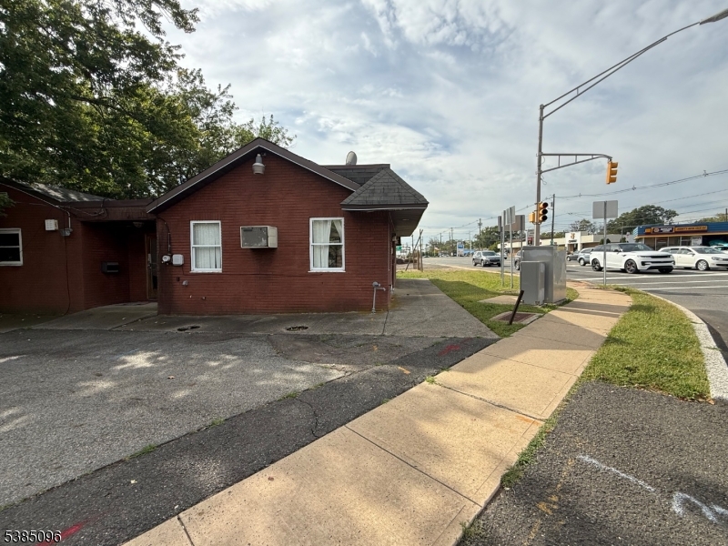 1052 Saint Georges Ave