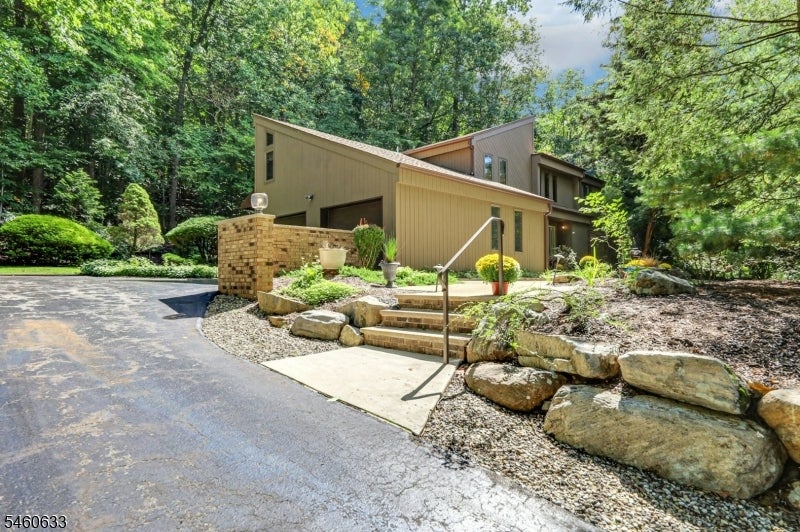 100 Cheshire Ln