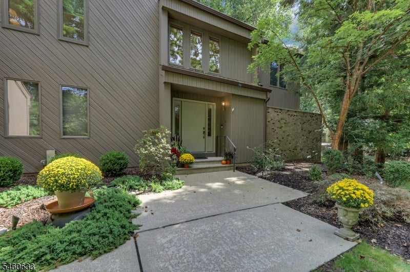 100 Cheshire Ln