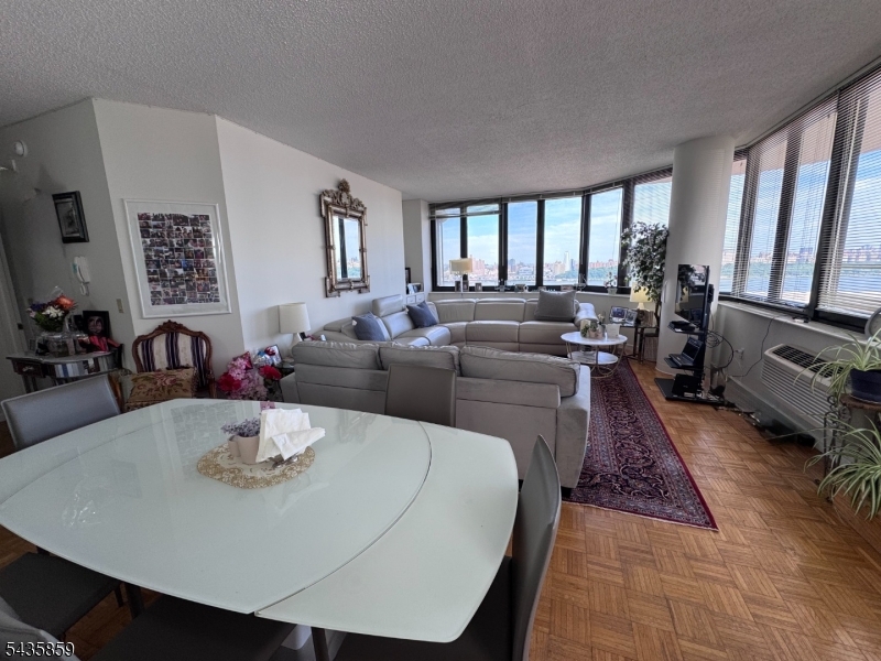 100 Carlyle Drive. N05J 5 JN