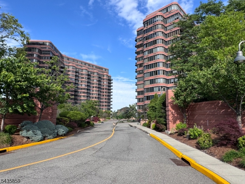 100 Carlyle Drive. N05J 5 JN