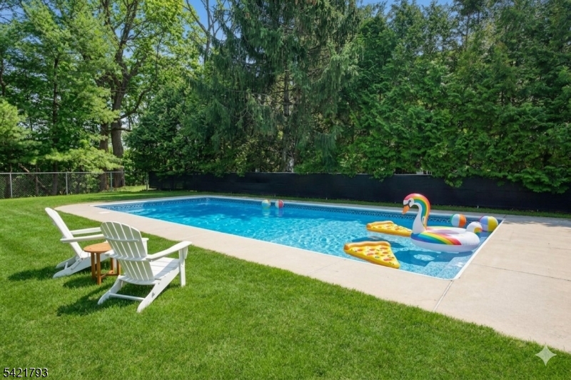 8 Village Green Ct