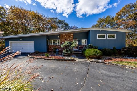 Photo of 23 Highland Ave, Bloomingdale, NJ 07403 (MLS # 3995276)