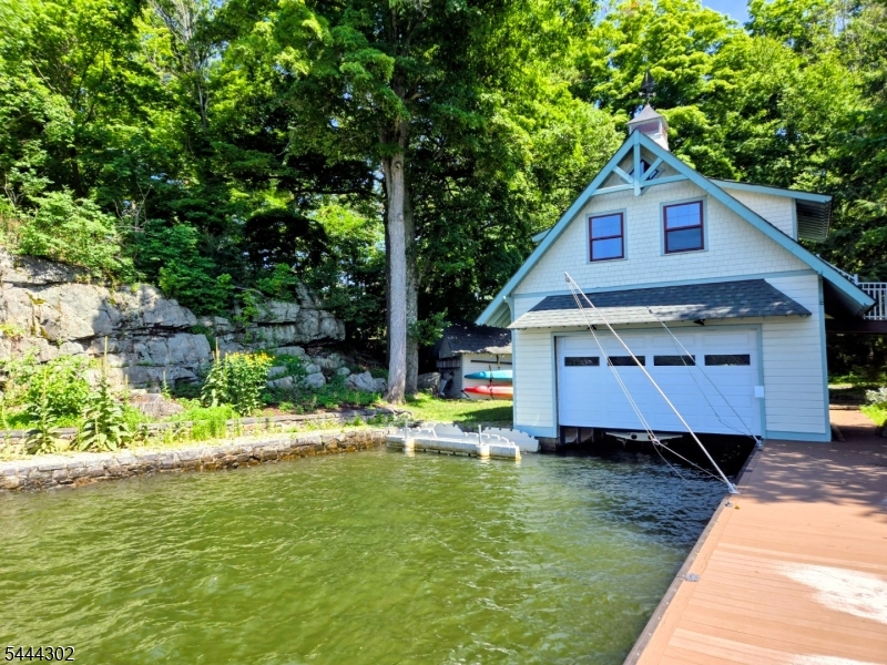 55 Raccoon Island Rd