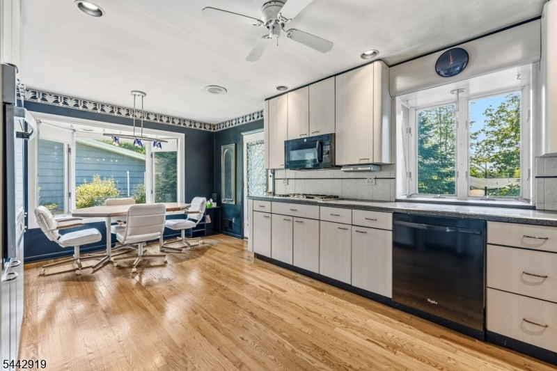 65 Leamoor Dr
