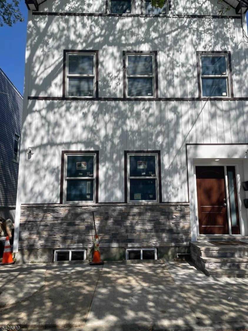 110-112 Gotthardt St 1