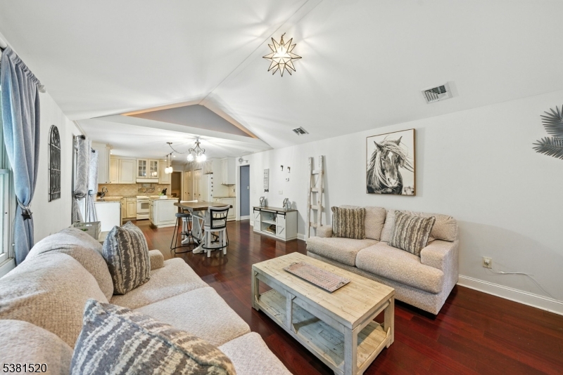 10 Birchwood Ln