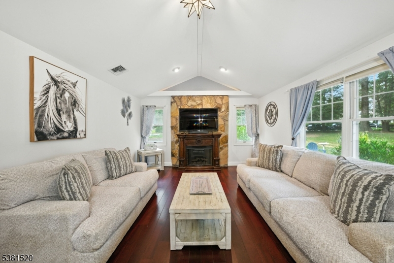 10 Birchwood Ln