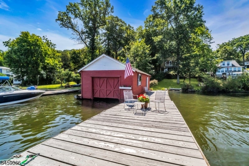 439 Lakeside Blvd