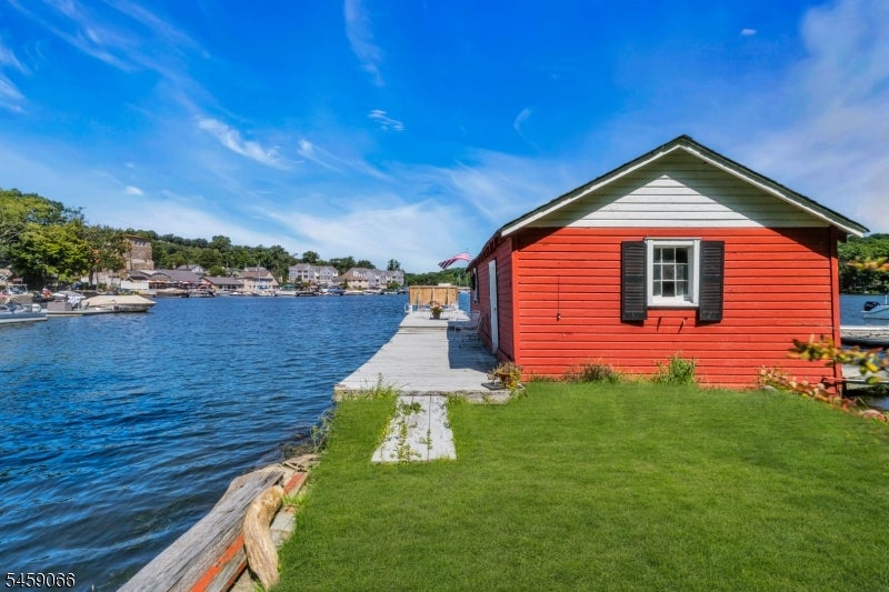 439 Lakeside Blvd