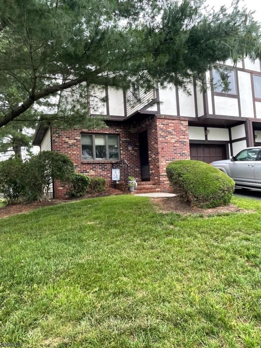 2 Leicester Ln