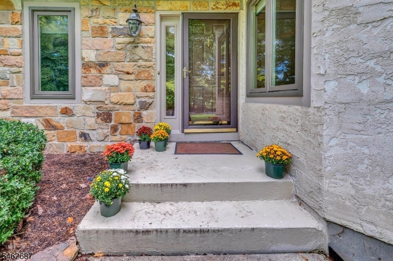 18 Marilyn Ct