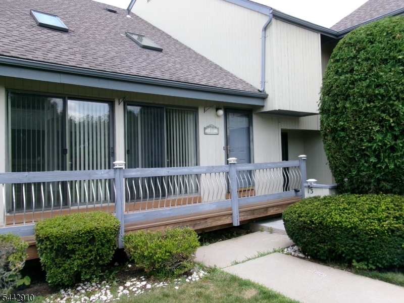13 Woodhill St