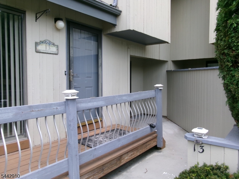 13 Woodhill St