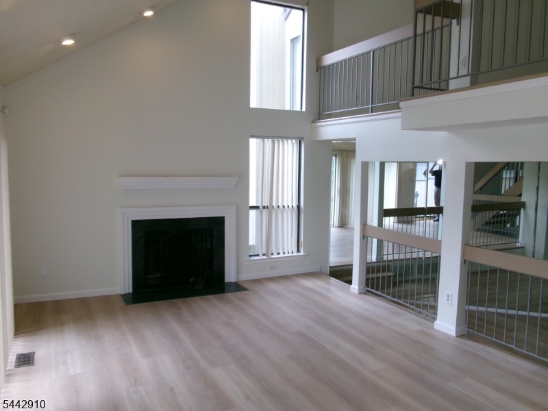 13 Woodhill St