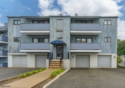 Photo of 4 Domessina Ln, Caldwell, NJ 07006 (MLS # 3995045)