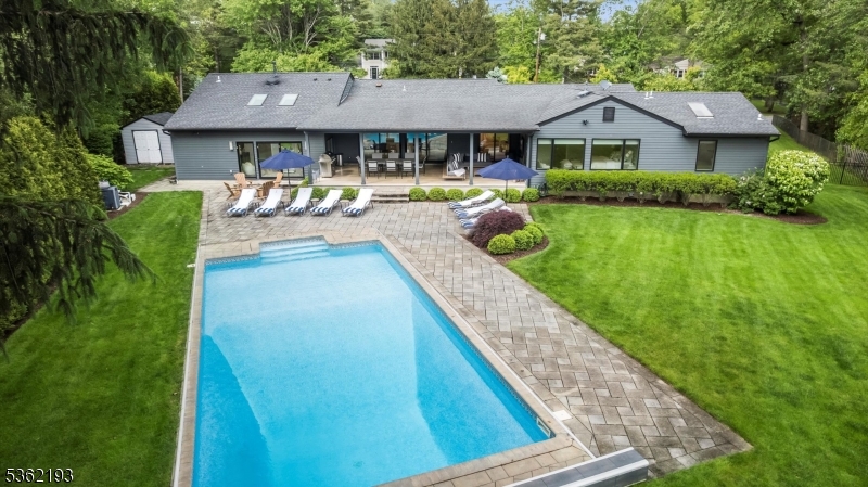 4 Creighton Dr