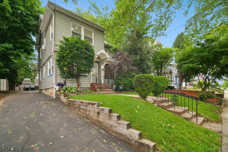 210 Hillside Rd