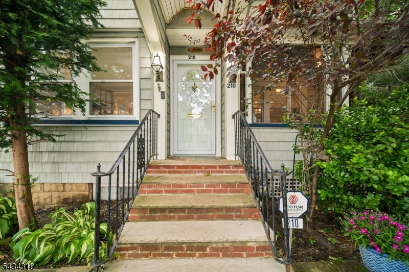 210 Hillside Rd
