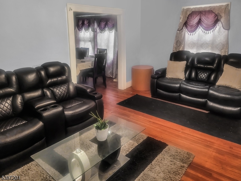 9 Rosedale Ave