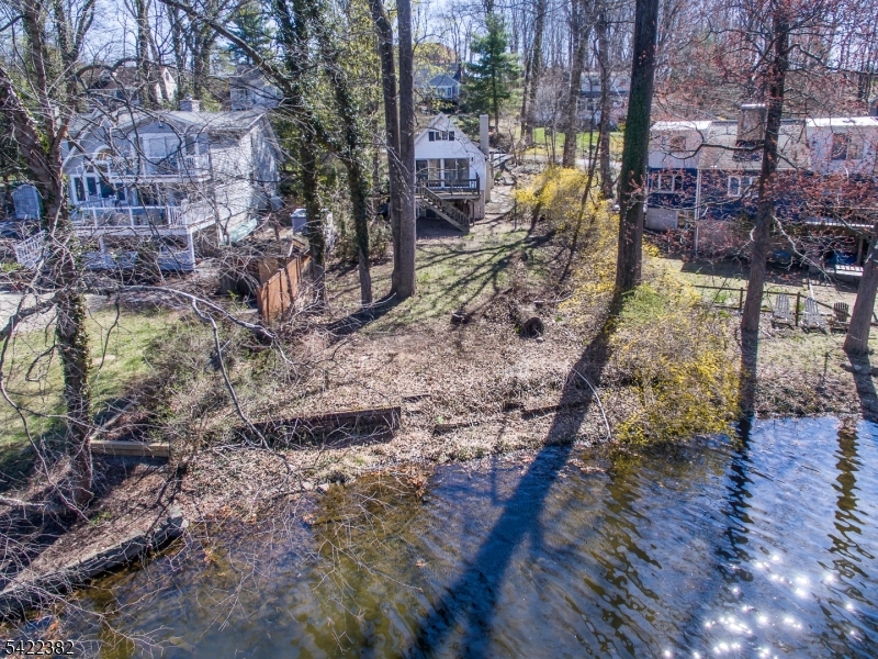 48 Lakeside Trl