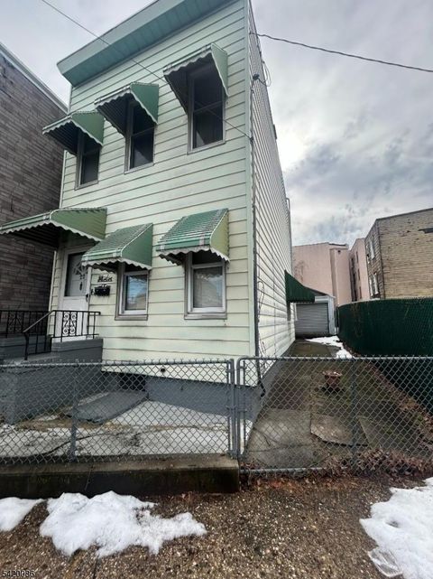 22 Woodland Ave Jersey City NJ 07305