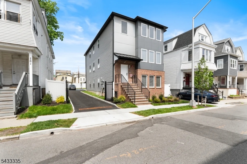 263 N 19TH THIRD FLOOR