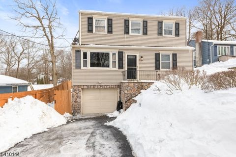 Photo of 34 Bayview Ave, Hopatcong, NJ 07843 (MLS # 4008757)