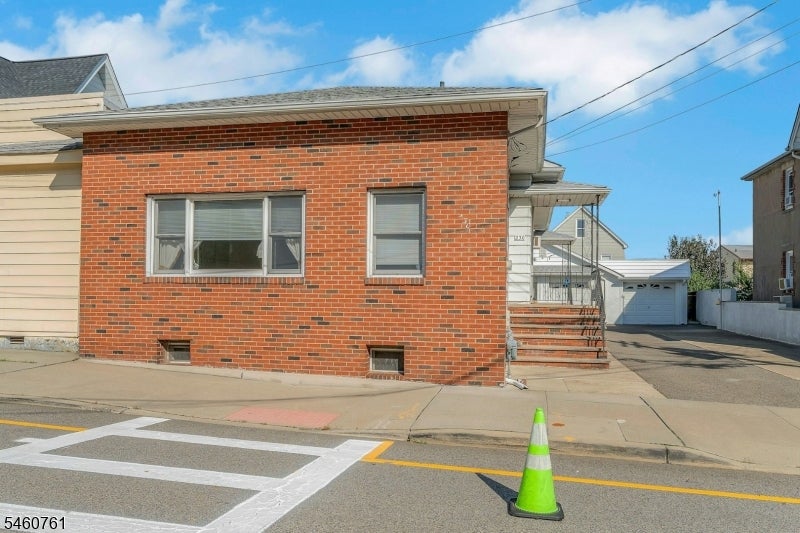 230 Lincoln Pl