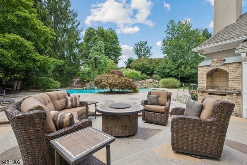 37 COLTS GLEN LANE