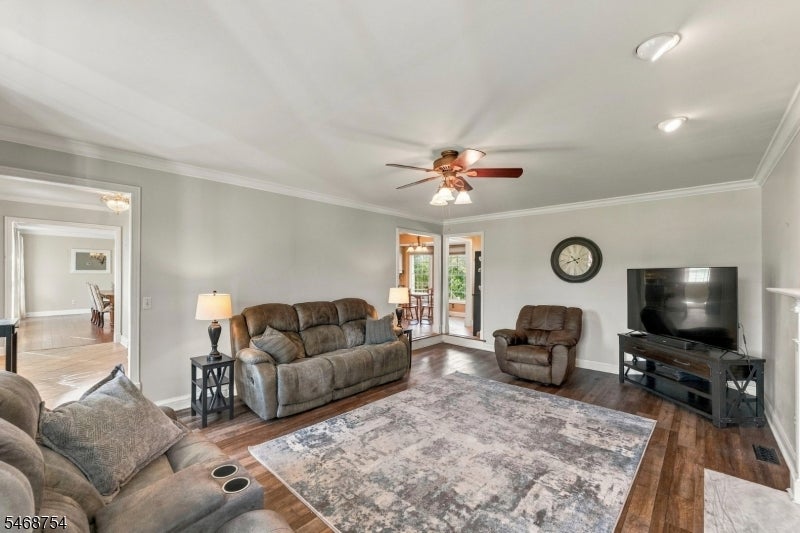 1 Bridle Ln